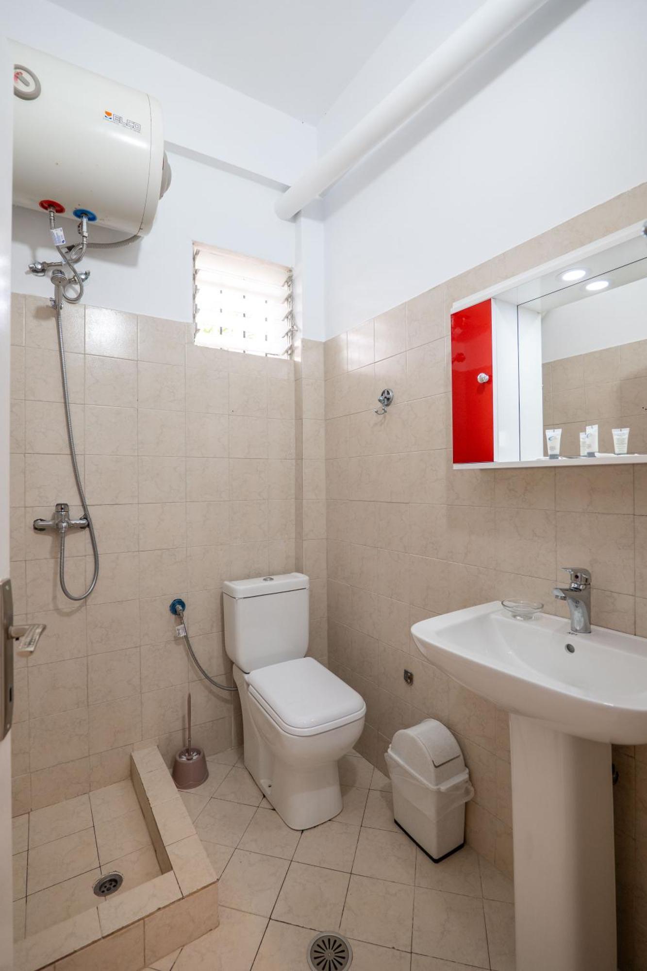 Hoteleks Inn & Suites Sarandë エクステリア 写真