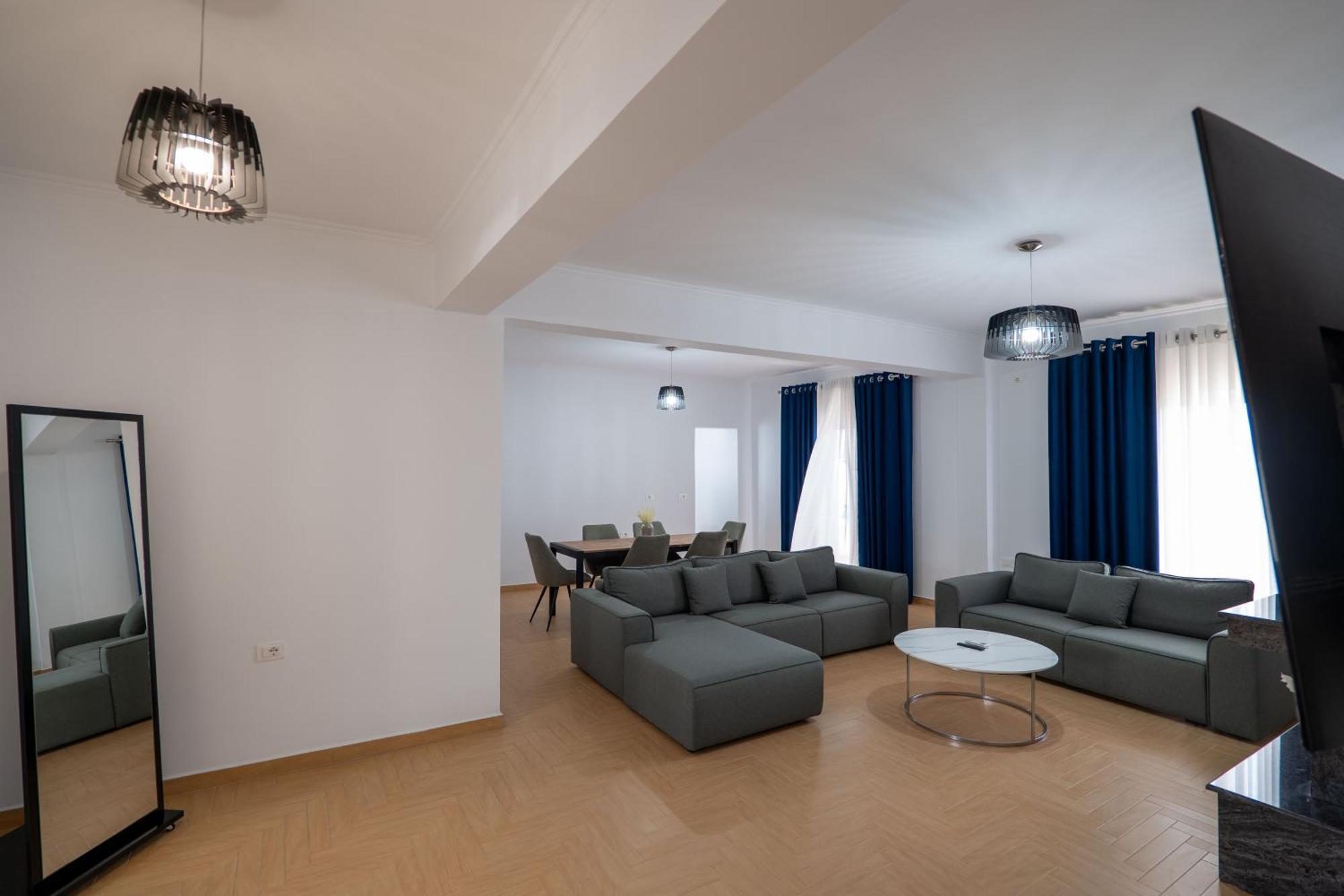 Hoteleks Inn & Suites Sarandë エクステリア 写真