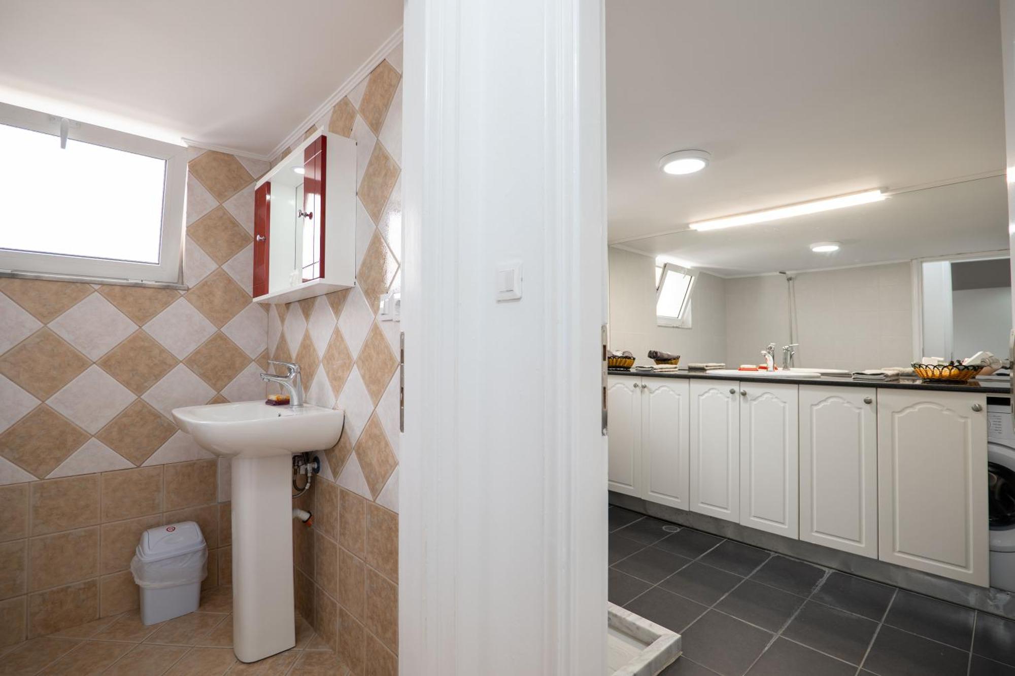 Hoteleks Inn & Suites Sarandë エクステリア 写真