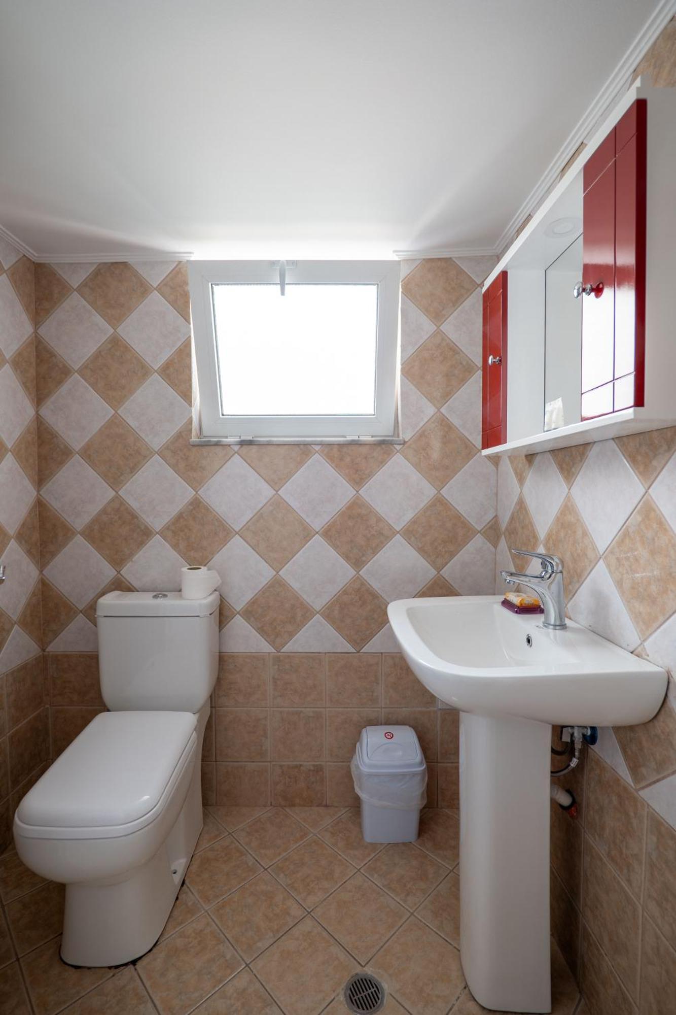 Hoteleks Inn & Suites Sarandë エクステリア 写真