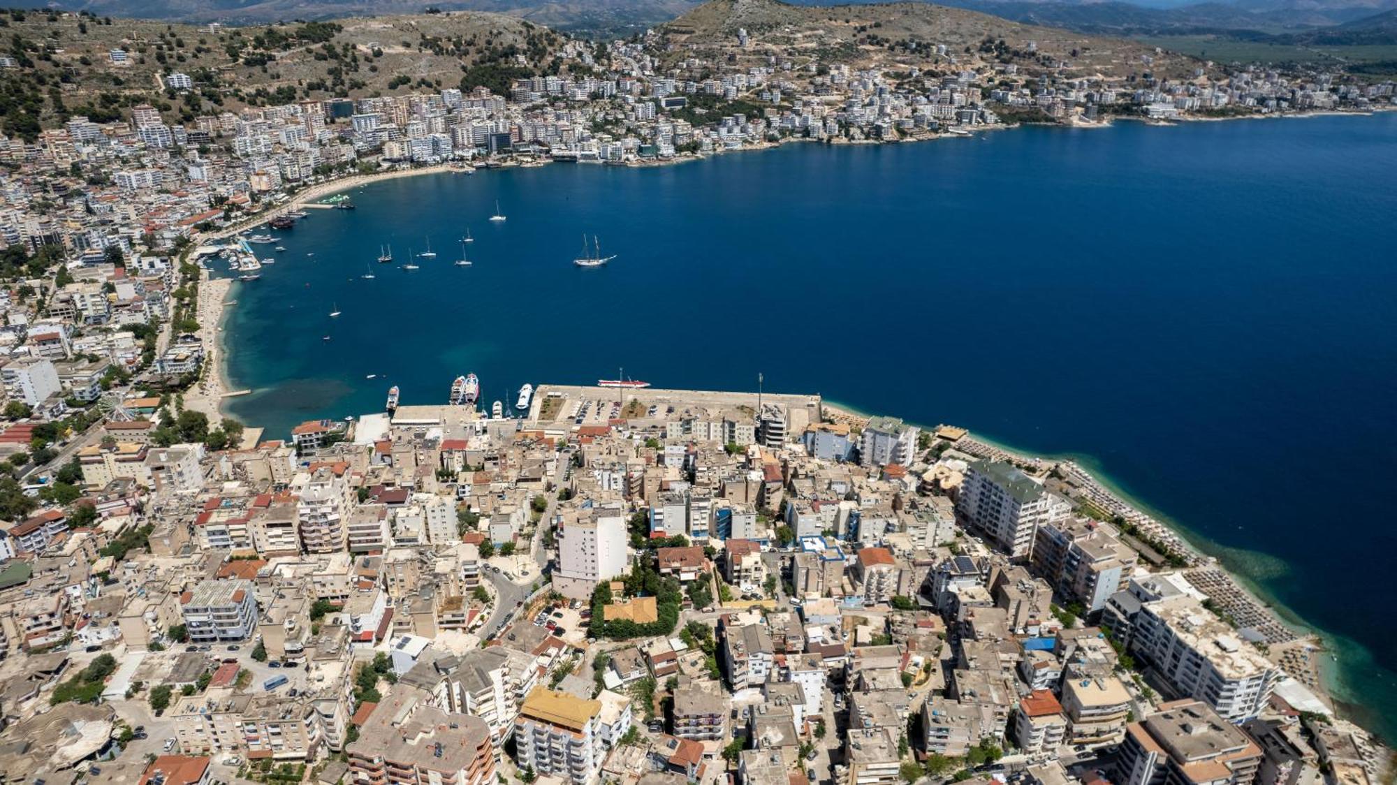 Hoteleks Inn & Suites Sarandë エクステリア 写真