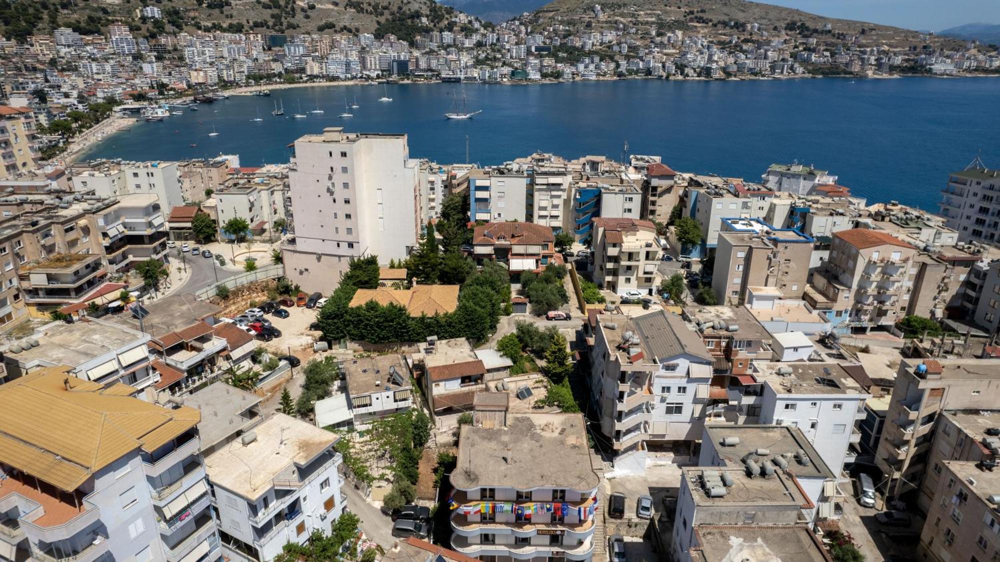 Hoteleks Inn & Suites Sarandë エクステリア 写真